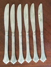 Lot of 6 Dinner Knives 9 1/8"  Wm. Rogers & Son Silverplate Royal Plume Pattern