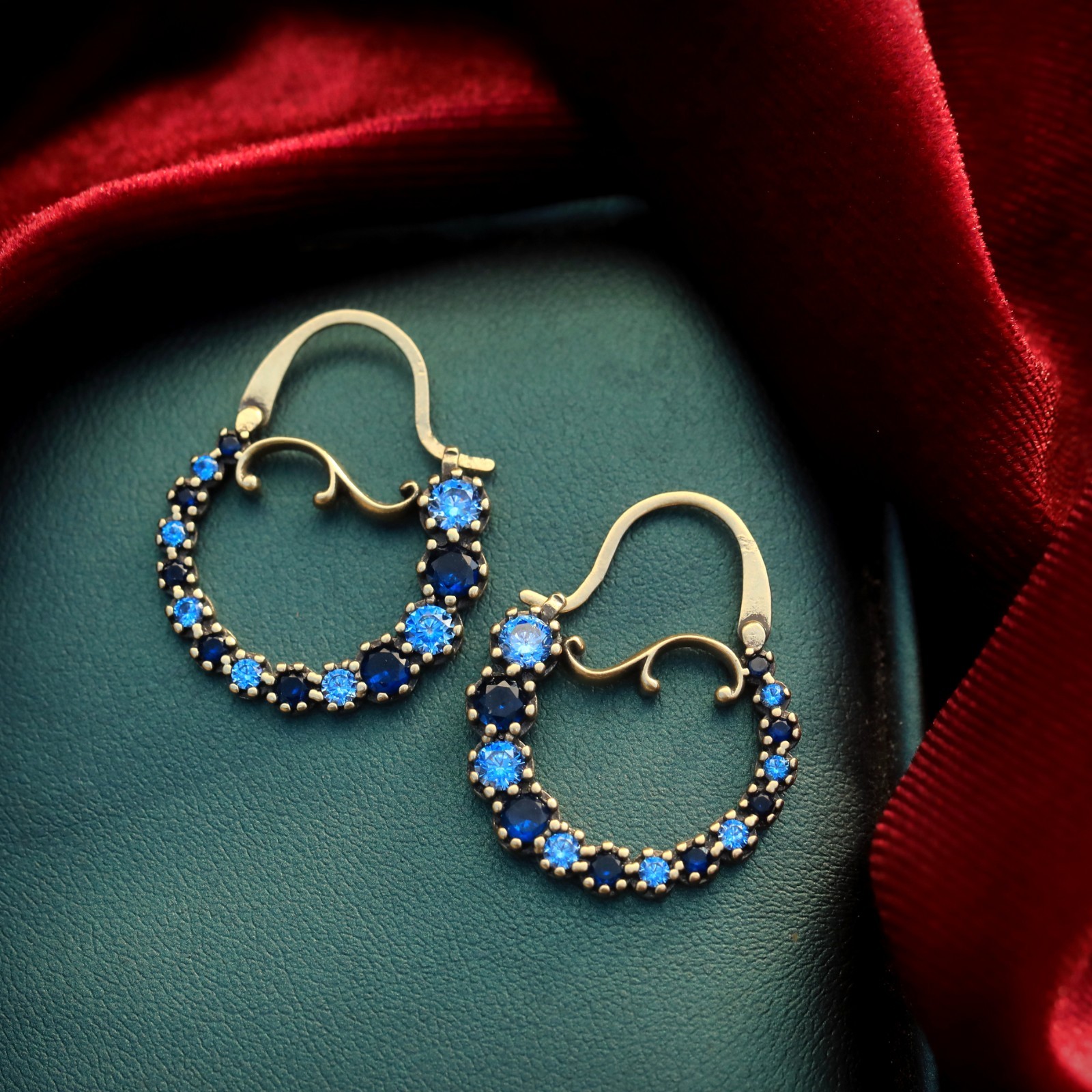 Boucles d'oreilles créoles bleu CZ style Art Nouveau en métal doré vieilli