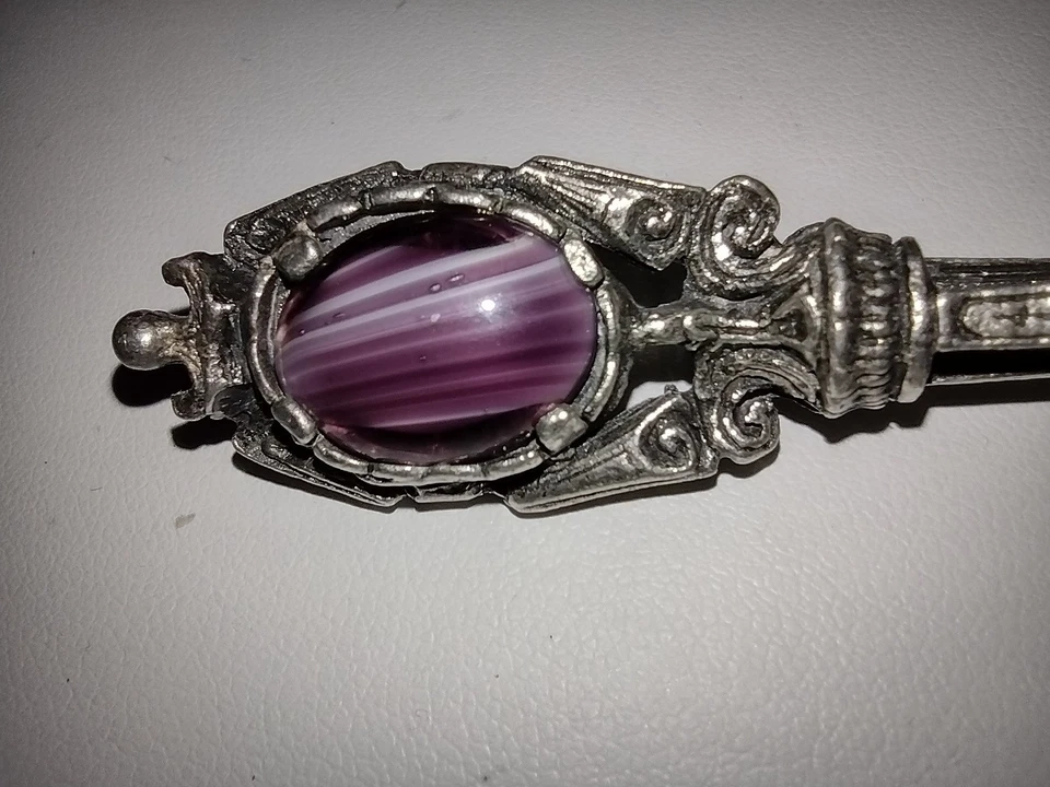 Broche milagroso vintage, vidrio estilo piedra púrpura, firmado Foto 4 de 4