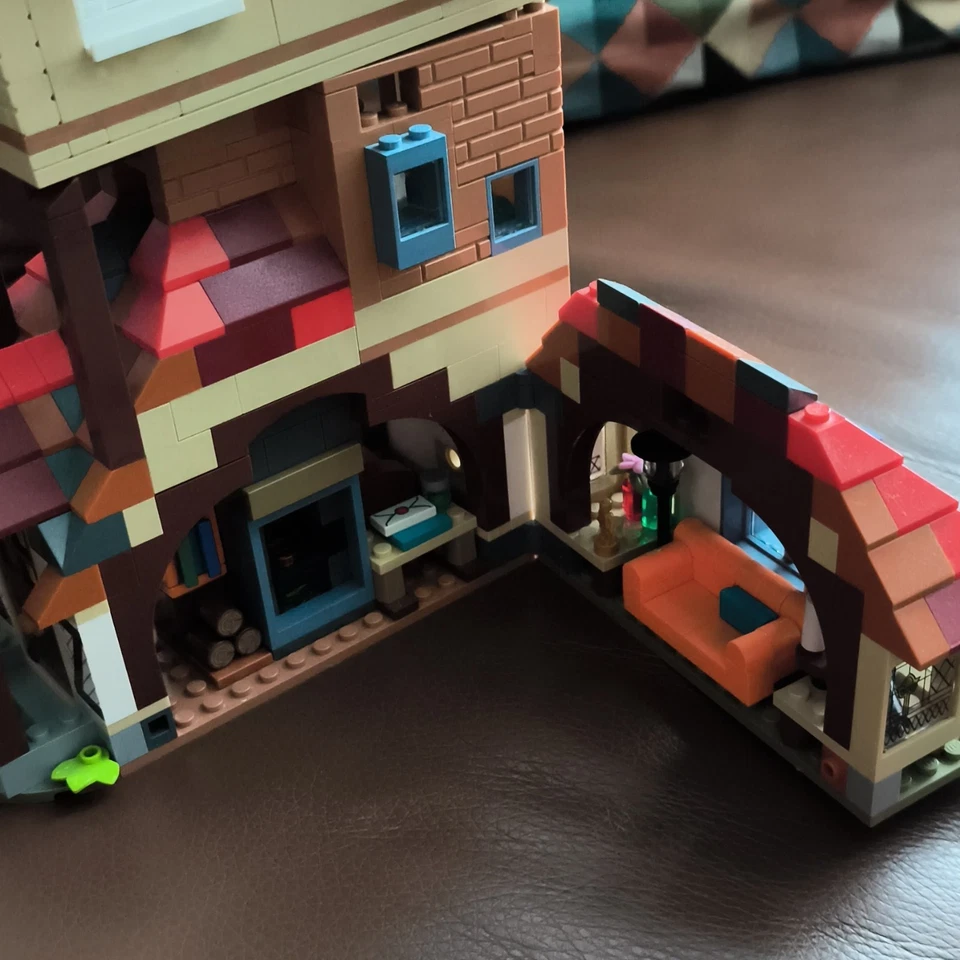 LEGO Harry Potter 75980 Attack on The Burrow, photo 2 of 5