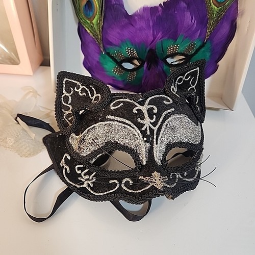 Lot Of 2 MARDI GRAS FEATHER MASQUERADE MASKS w/ BEAD NECKLACES COSTUME SEQUENCE - Picture 2 of 9