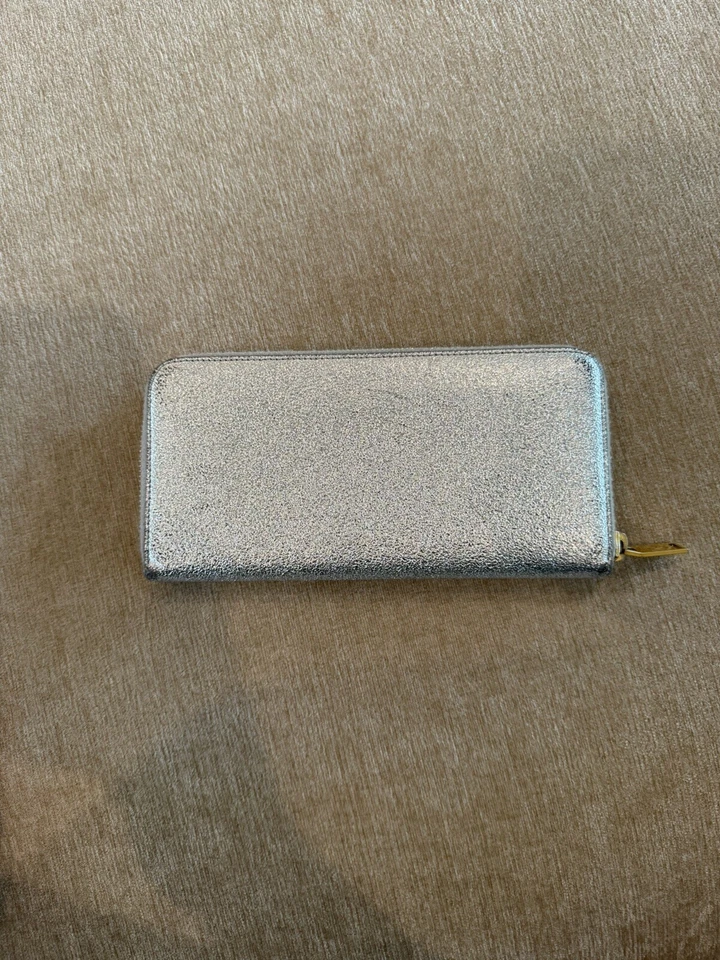 ysl saint laurent cartera grande cremallera alrededor plata metalizada Foto 3 de 4