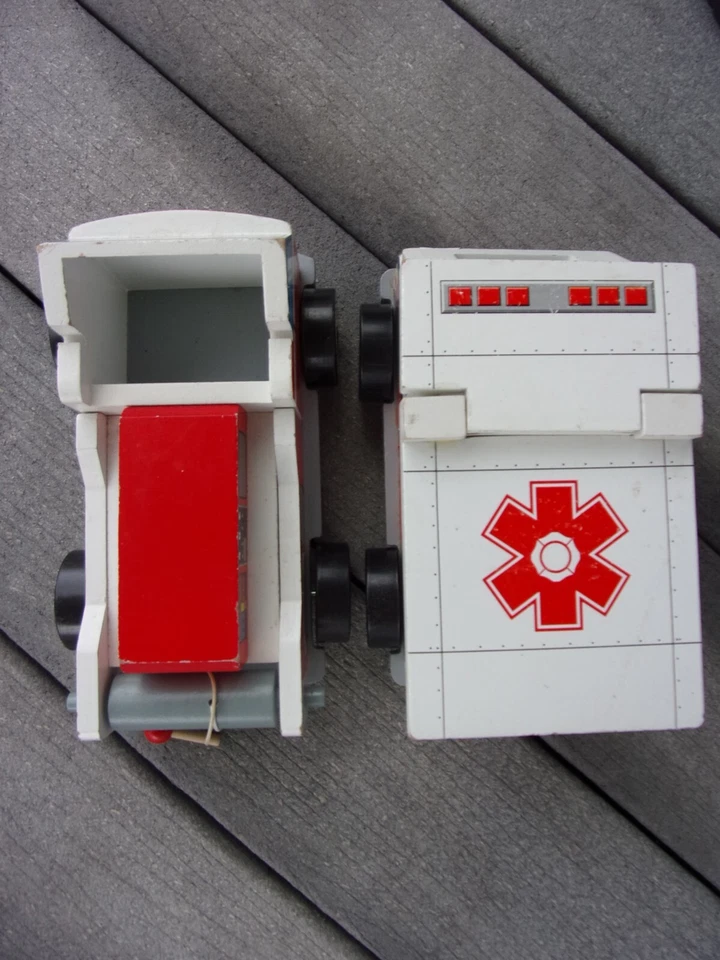 KIDKRAFT FIRE HOUSE STATION PLAYSET  EMERGENCY TRUCK CAR VEHICLE PAIR TOY CHILDS - Image 2 of 4
