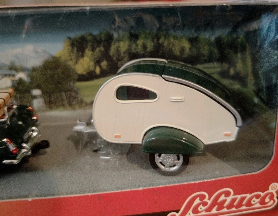 SCHUCO- MGB Con Roulotte - Modellino Auto Metallo Verde Junior Line -Scala 1:43 - Immagine 4 di 4