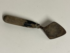 Vintage spitze Metallkelle mit Holzgriff, alter Zustand ist charakteristisch