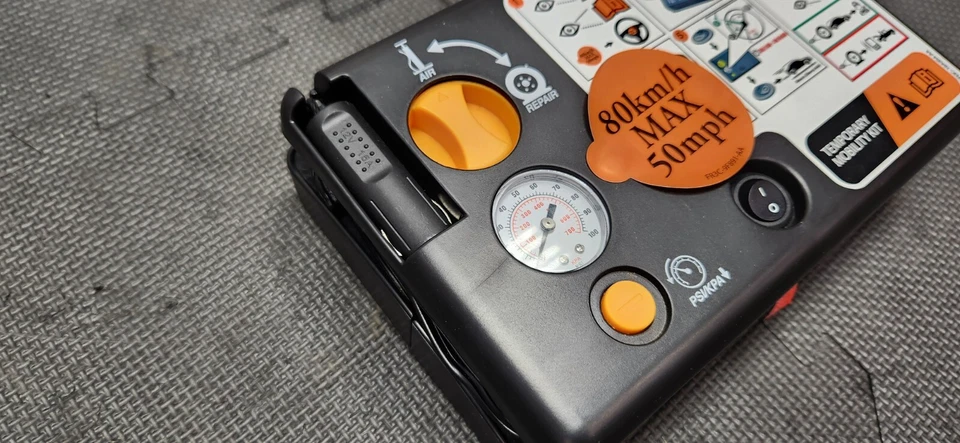 Inflador de neumáticos de emergencia Ford Mustang GT V6 2015-2023 - FABRICANTE DE EQUIPOS ORIGINALES Foto 3 de 4