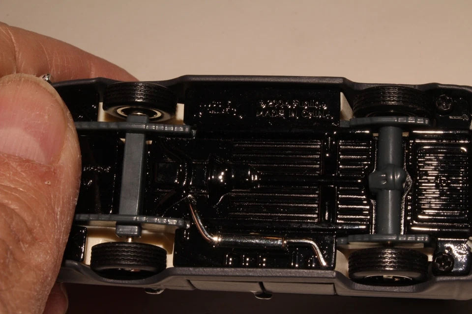 MUSCLE MACHINES FORD ECONOLINE VAN, BLACK "SINNERS", 1:64, EXCELLENT - Image 4 of 4