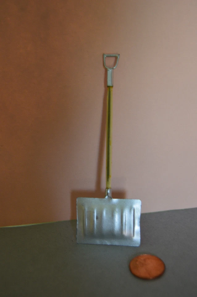 Pala de nieve miniatura a escala de muñeca 1:12 Foto 4 de 4