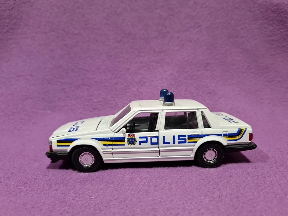 CORGI TOYS VOLVO 740 POLIS SWEDEN SCALA 1:36 - Immagine 4 di 4