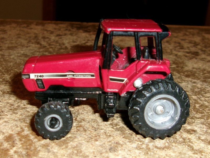 1/64 ertl 7240 case ih fwa tractor in good shape used