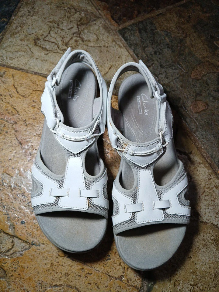 clarks silver dress sandals Amazon.com | Clarks Women's Dashlite Wish Sandal, Metallic silver, 5 Women