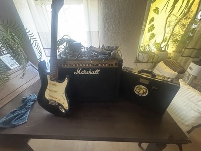 Fender Stratocaster E-Gitarre Rechtshänder 6-saitig Solidbody schwarz Koffer