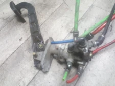 FREIGHTLINER PEDAL AND BENDIX FOOT BRAKE AIR VALVE 5006808