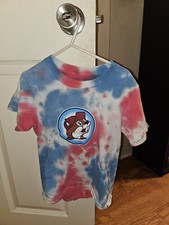 YOUTH BUC-EE'S T SHIRT TYE DYED 4TH OF JULY LETS GET IT POPPIN LOGO TEE YXS