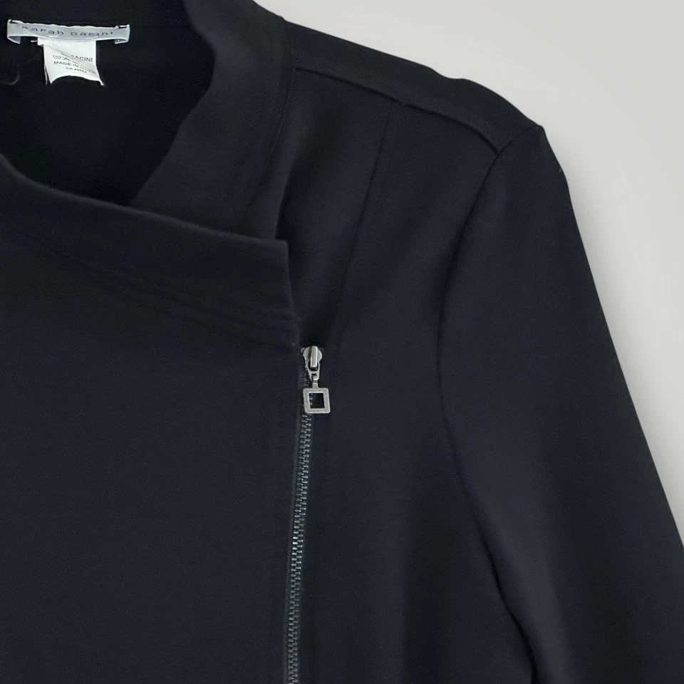 Jaqueta Sarah Pacini Feminina Tamanho 2 Preta Assimétrica Zíper Moto Fabricada na Itália - Imagem 2 de 4