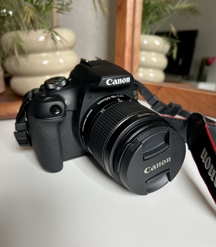 Canon EOS 2000D mit EF-S 18-55 mm Objektiv, Akku, Tasche, Ladegerät