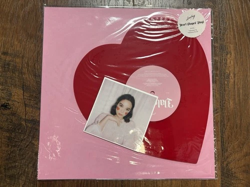 Laufey - Valentine - Heart-Shaped 7" Vinyl (Limited Edition 5K)