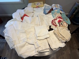 HUGE LOT 119 PCS 20 LBS VINTAGE TABLECLOTHS NAPKINS DOILIES PILLOW CASES RUNNERS