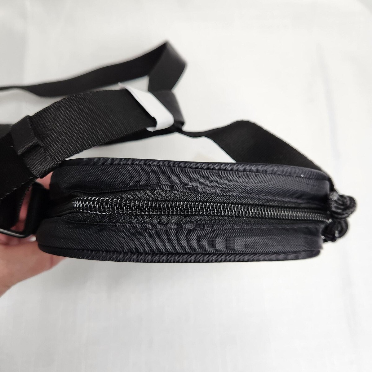 Urban Outfitters☆ クレセント・トップジップ・ナイロンバッグ Urban Outfitters UO Ripstop Utility Sling Bag Black