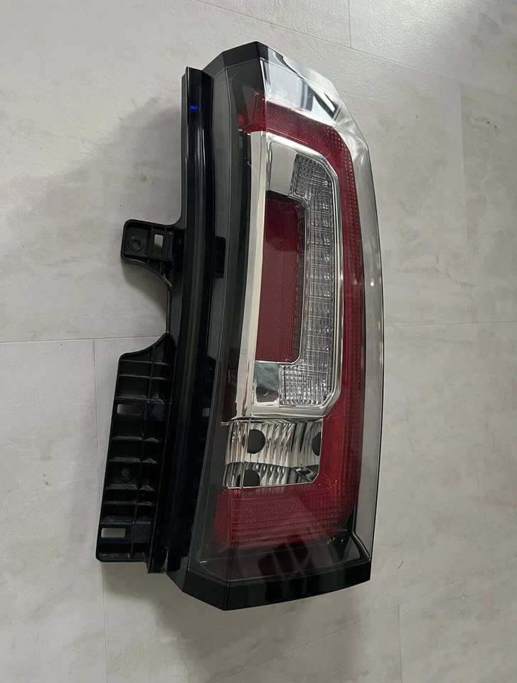 USED Genuine OEM Passenger Side Tail Light for 2015-2020 GMC Yukon XL models — 第 3/4 张图片