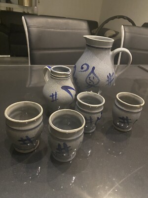 Weinkrüge groß und klein Steinzeug blau + 4 Becher. Ein Becher hat Chip (Foto 2)