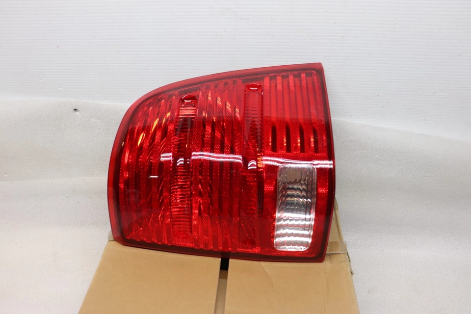 Conjunto de luz trasera derecha Eagle Eyes FR401-U000R para Ford Explorer 2002-2005 Foto 2 de 4