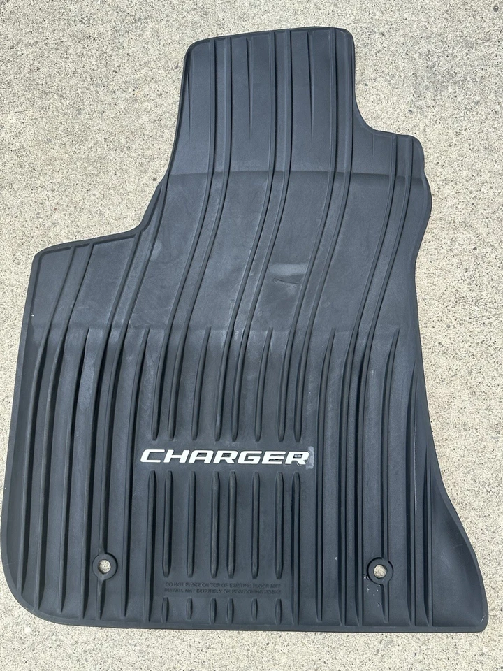 Alfombrillas OEM Dodge Charger AWD para todo tipo de clima Foto 2 de 4