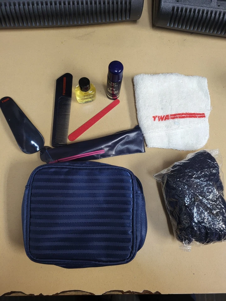 Kit de amenidades TWA Airlines - Bolsa de vinilo azul oscuro - Usado Foto 3 de 4