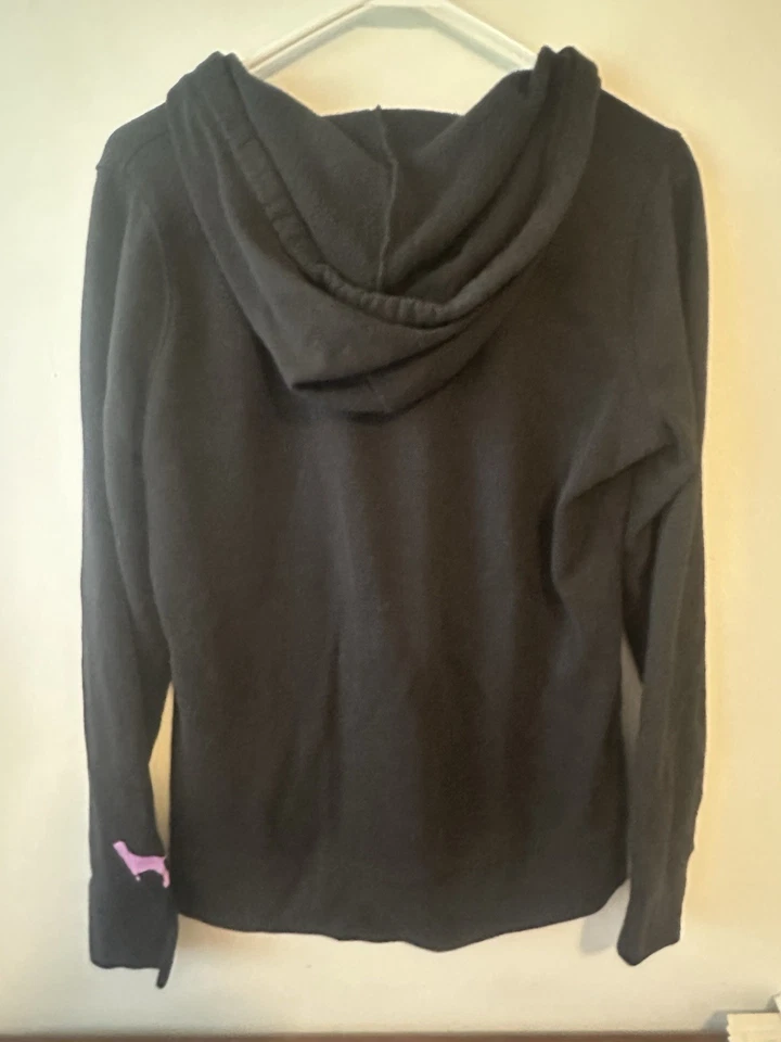 Sudadera con Capucha Victoria’s Secret Vintage Negra Cuello en V Púrpura Logo M Foto 2 de 4