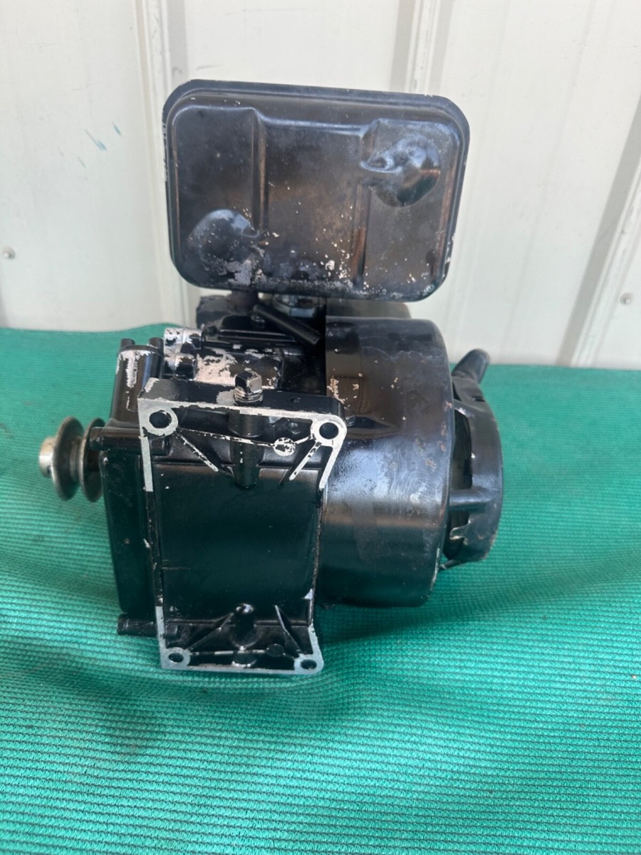 Briggs & Stratton 60102 2hp Gas Engine Go Kart Motor | Black