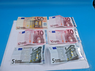 Lote de billetes de 90 euros cara euro UE 1) 50 3 ) 10 2) 5 . 403