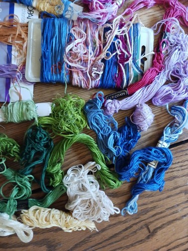 VINTAGE embroidery thread, mixed colors. Estate collection. Incl. 3 Wood Spools. - Picture 4 of 17