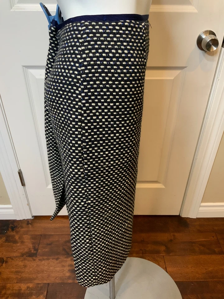 Falda lápiz de tweed metálico azul marino, blanco y dorado Tory Burch, talla 6 Foto 3 de 4