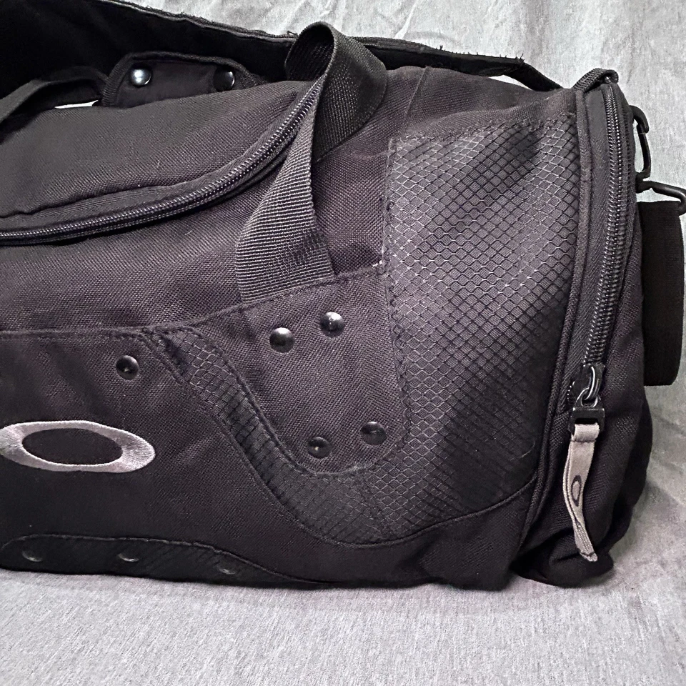 Vintage OAKLEY Duffle Bag Y2K Gym Weekender Luggage Crossbody Tote Embroidery - Image 3 of 4