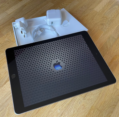 Apple iPad 5. Gen. 32GB, WLAN, 24,64 cm, (9,7 Zoll) - Spacegrau - Wie Neu