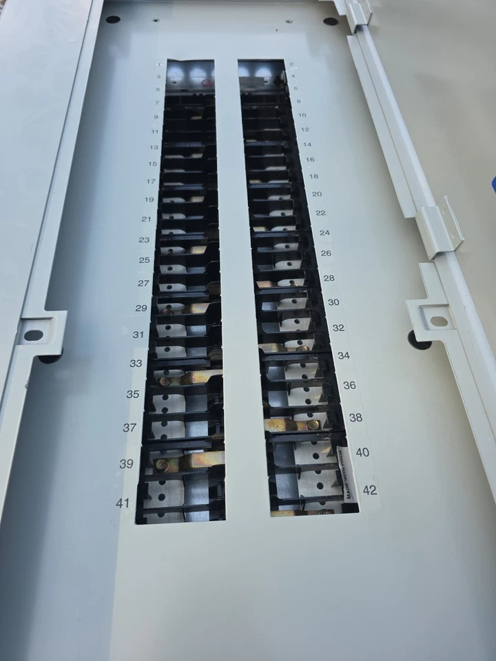 GE Panelboard AQF3422ABX 225 Amp Main Breaker 208/108 V 3 Phase 4 Wire - Image 3 of 4
