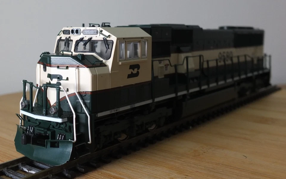 Kato 37-6381 HO gauge EMD SD70MAC diesel loco in BN Executive livery - Image 3 of 4