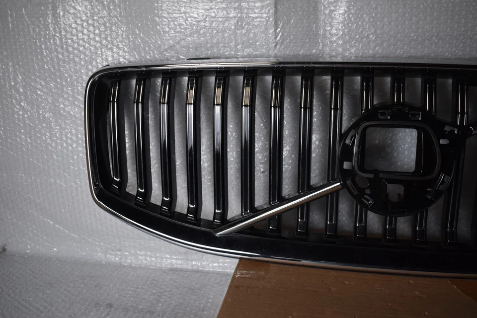 REJILLA SUPERIOR VOLVO XC60 2022-2024 OEM 32291019 Foto 2 de 4