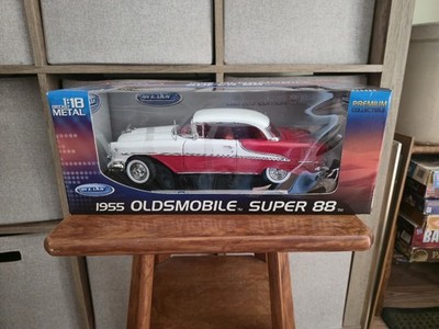 Welly 1955 Oldmobile Super 88.  1:18  Scale. Red And White Car.