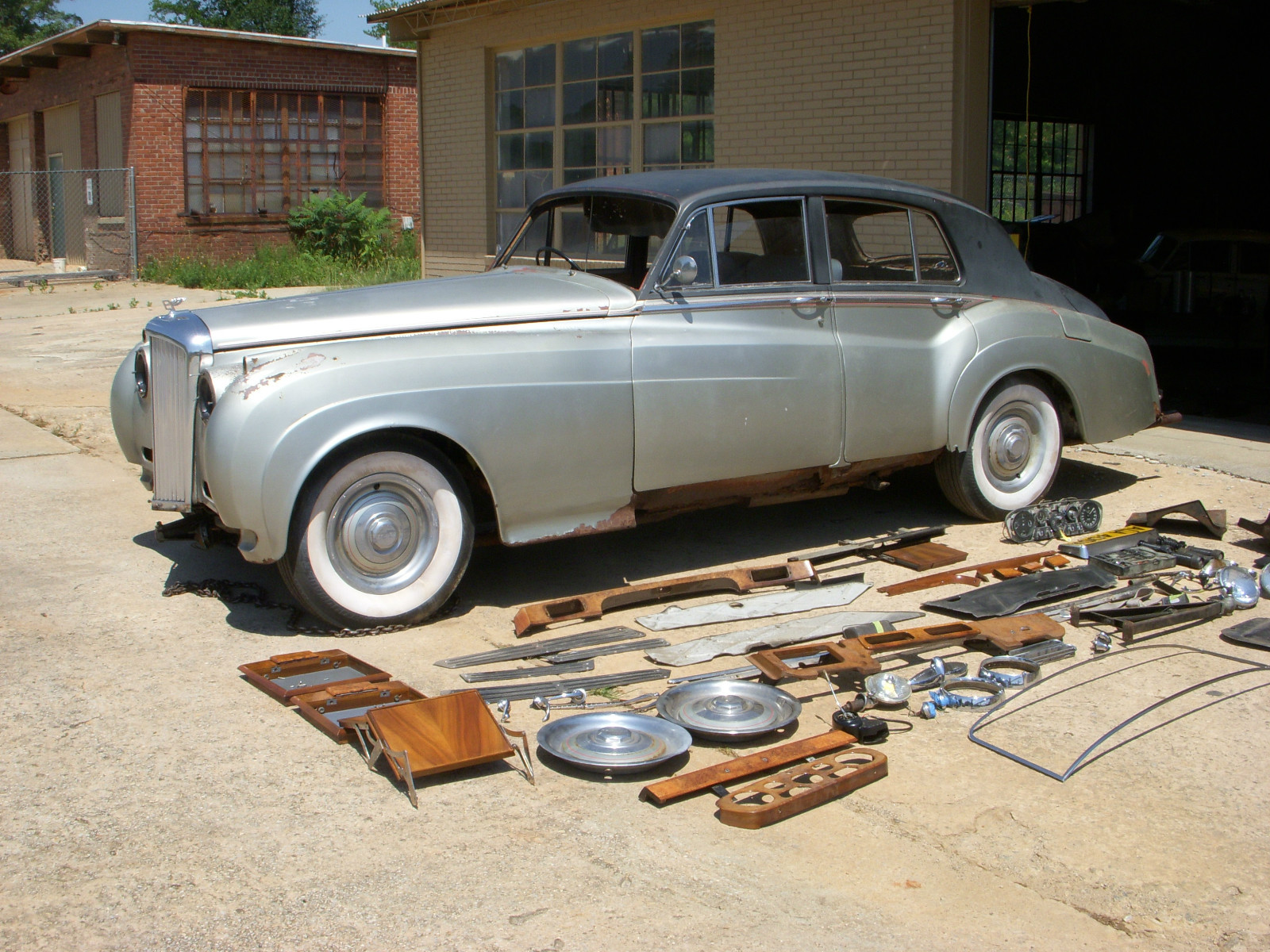 ROLLS ROYCE SILVER CLOUD, PHANTOM V, WRAITH, BENTLEY MANIFOLD. HUGE CLOUD STOCKS