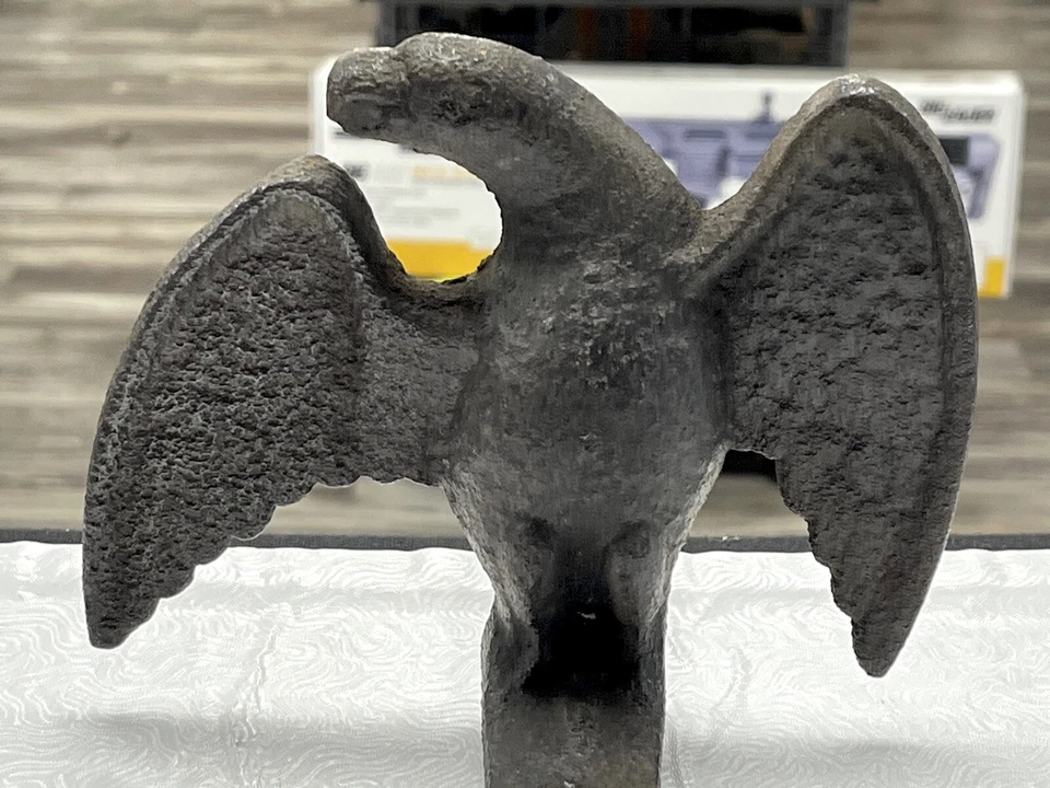 Antiguo pájaro de nieve con remate de águila de hierro fundido vintage pátina americana original Foto 3 de 4