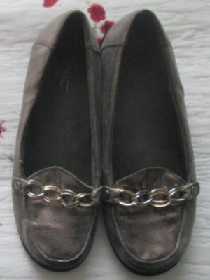 VIONIC SILVER Leather Textured w/CHAIN Slip On Loafers Shoes  display picture 1