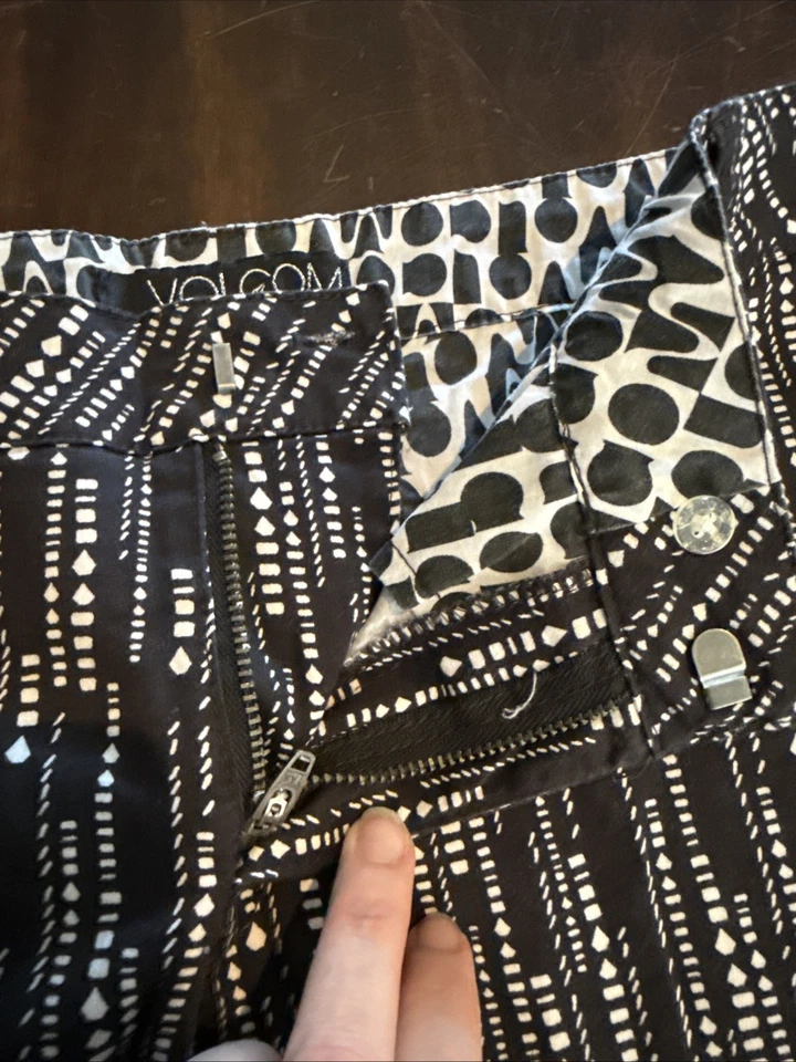 Volcom Women's Shorts Size 13 Black White Striped Frochickie Chino - Image 4 of 4