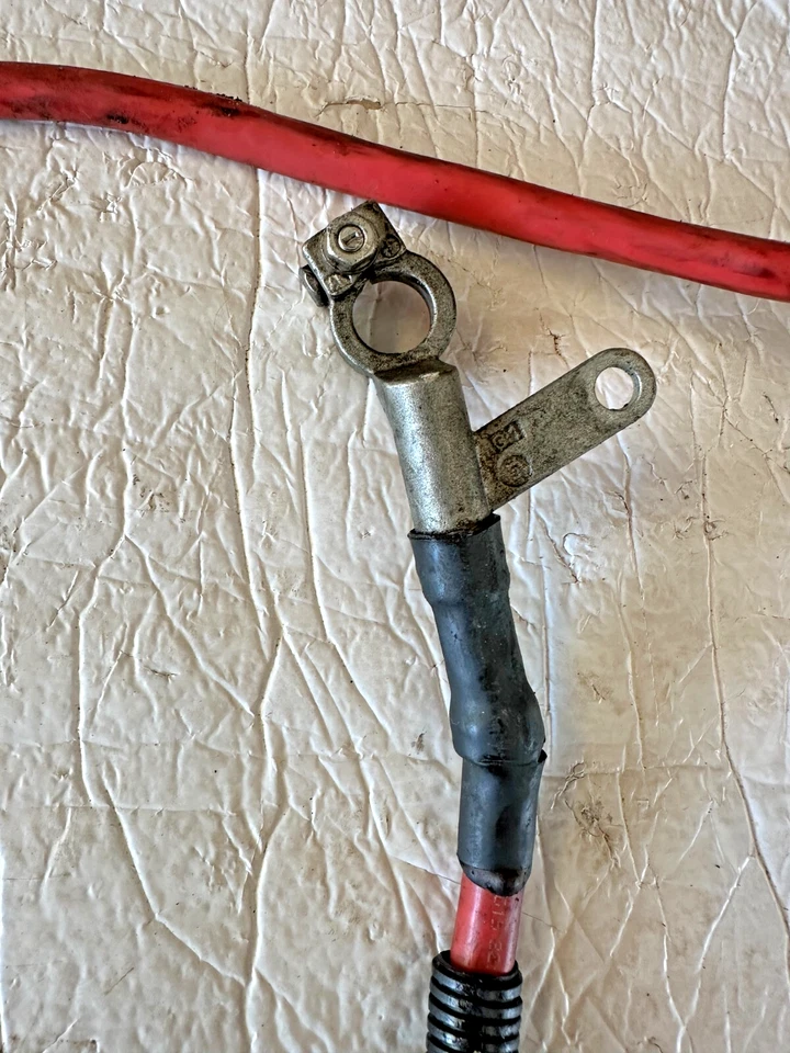 Cable positivo batería auxiliar SIERRA 2500HD CHEVY SILVERADO 2500HD 3500 6,6 L Foto 2 de 4