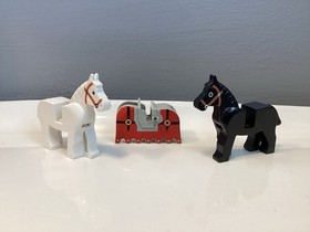 Lego - Black & White 2 Horse Set With Barding Armor #6047 Traitor Transport