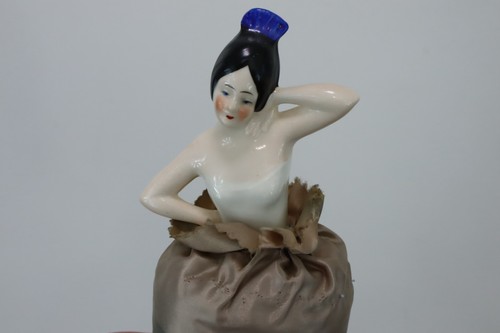 Antica mezza bambola Hertwig c1925 8" Germania 4847 Boudoir Vanity Pincushion - Foto 6 di 7