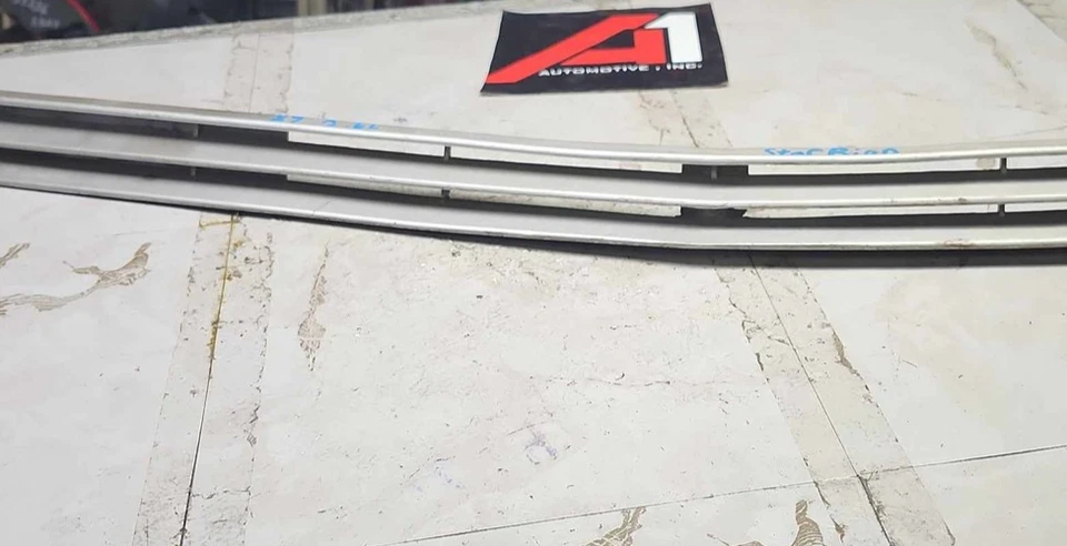 83-89 MITSUBISHI STARION CONQUEST PARRILLA DELANTERA OEM Foto 2 de 4