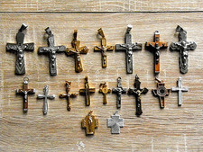 LOT DE 18 CROIX & CRUCIFIX EN LAITON FER ET ALUMINIUM