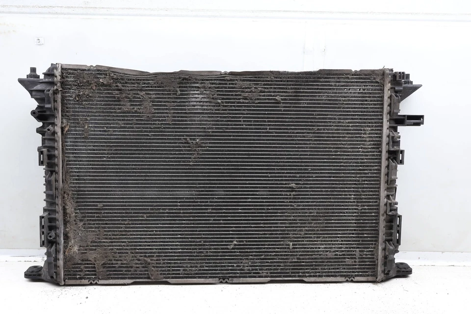 2011-2018 AUDI A8 QUATTRO - Radiator 4H0121251B - Image 3 of 4