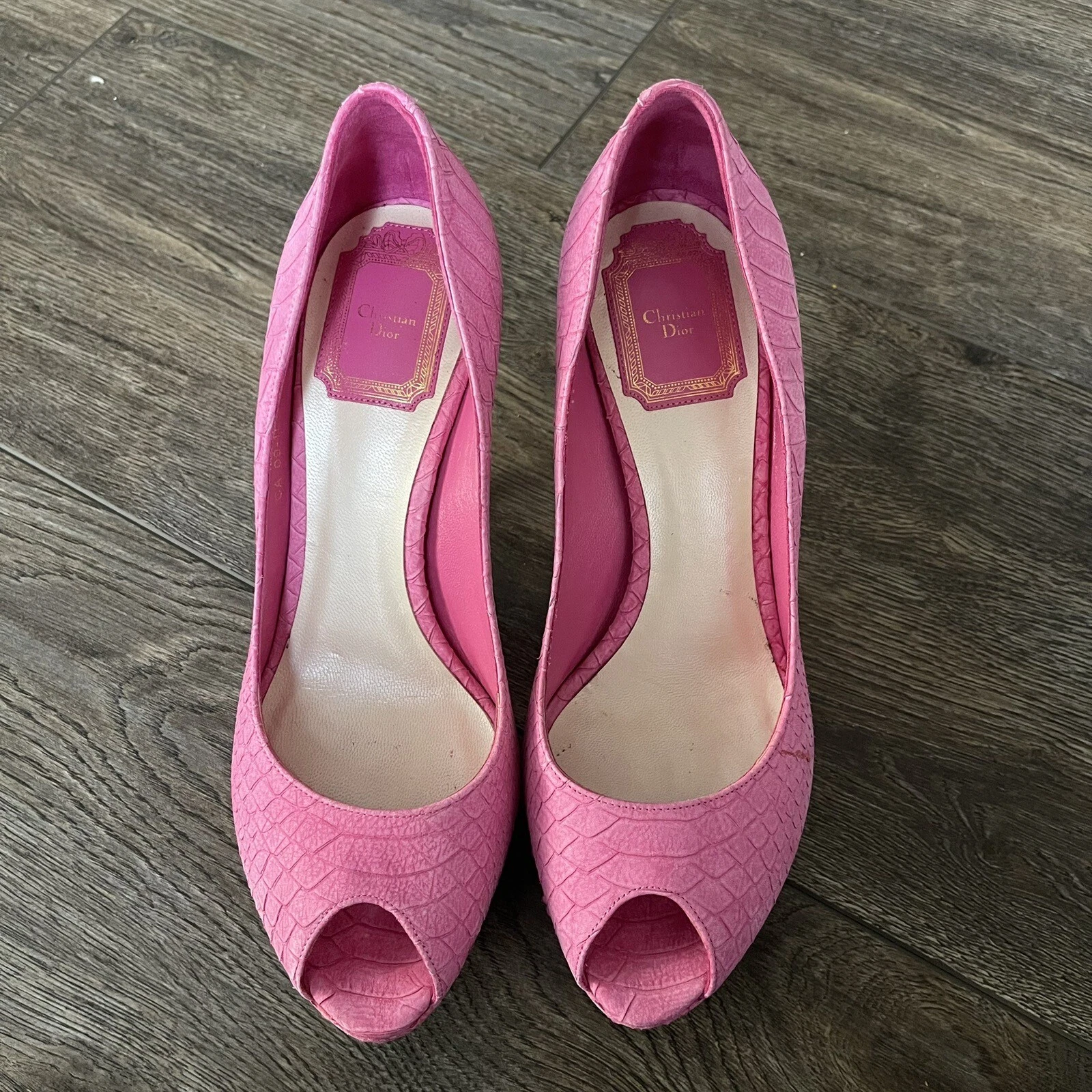 Escarpins Barbie en daim rose gaufré taille 38
